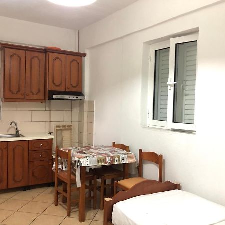 Center Hotel Pirro Himare Bagian luar foto