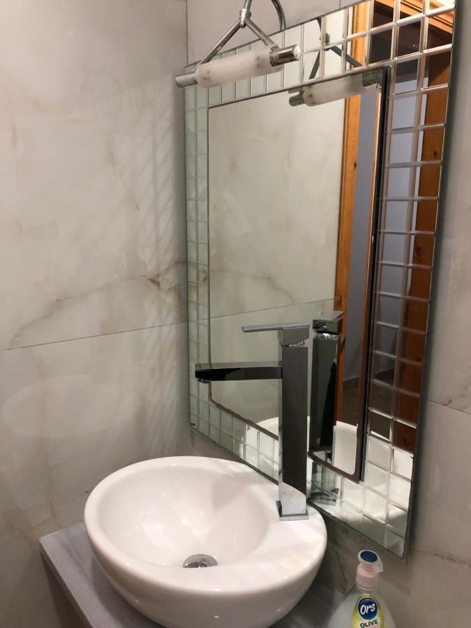 Center Hotel Pirro Himare Bagian luar foto