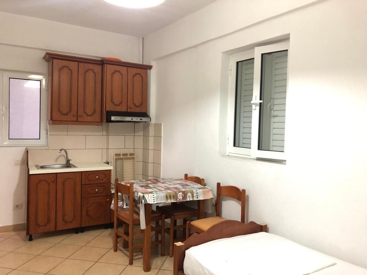 Center Hotel Pirro Himare Bagian luar foto