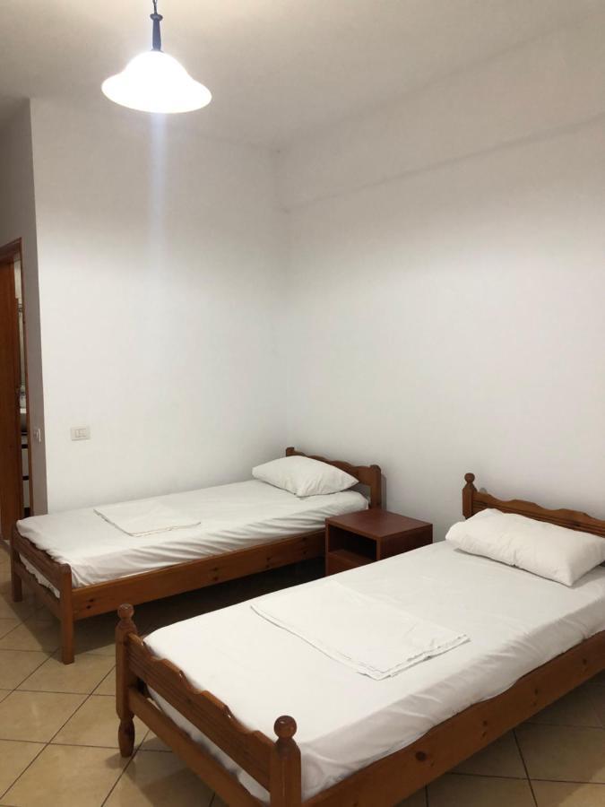 Center Hotel Pirro Himare Bagian luar foto