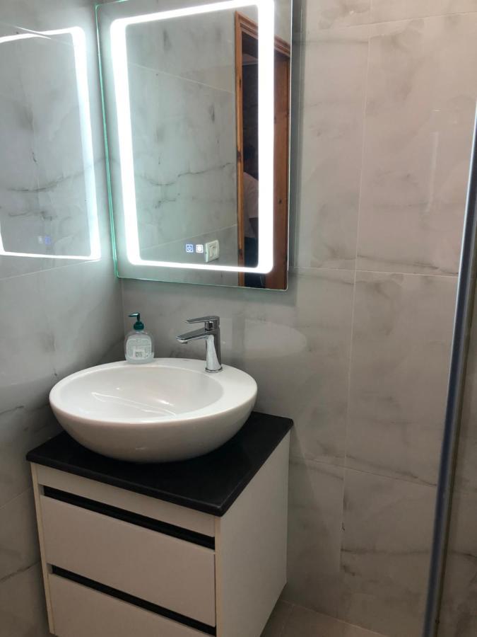 Center Hotel Pirro Himare Bagian luar foto