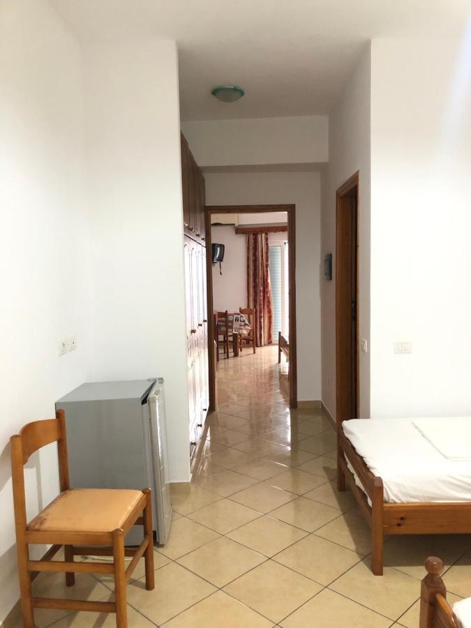 Center Hotel Pirro Himare Bagian luar foto
