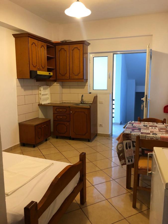 Center Hotel Pirro Himare Bagian luar foto