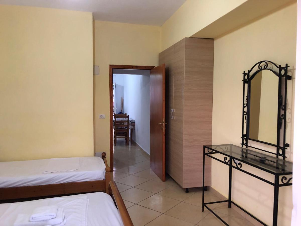 Center Hotel Pirro Himare Bagian luar foto