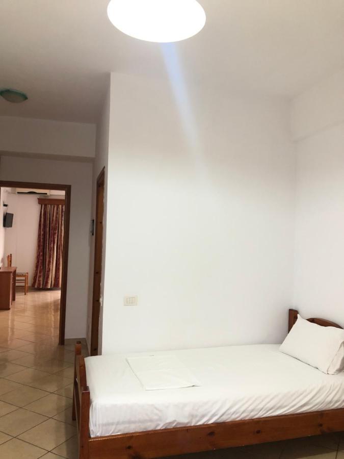 Center Hotel Pirro Himare Bagian luar foto