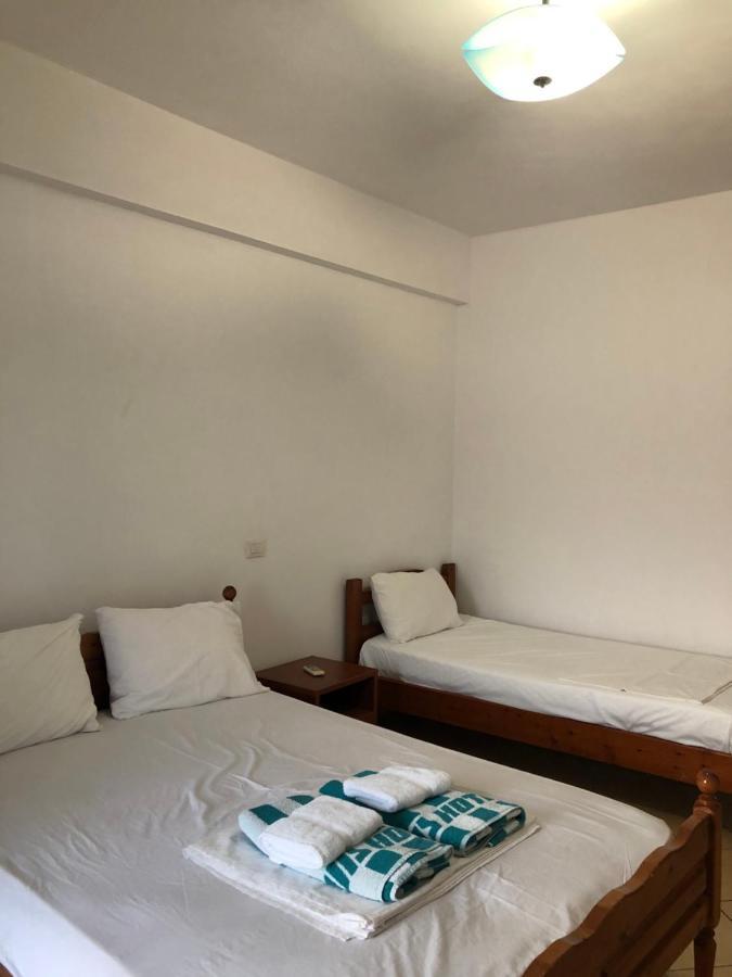 Center Hotel Pirro Himare Bagian luar foto
