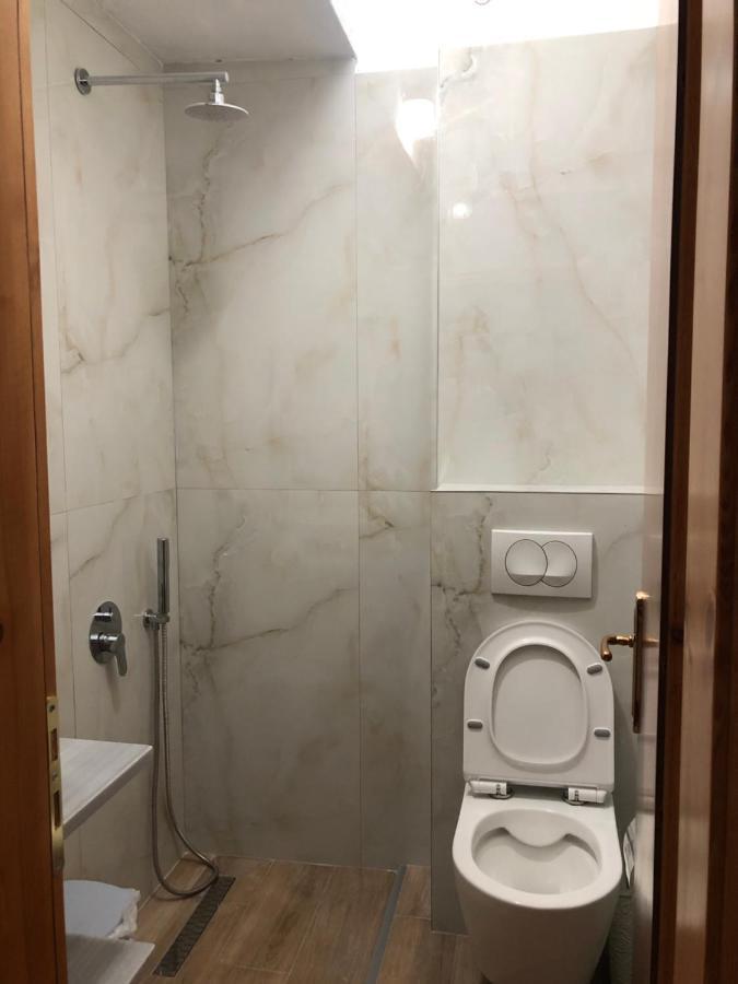 Center Hotel Pirro Himare Bagian luar foto