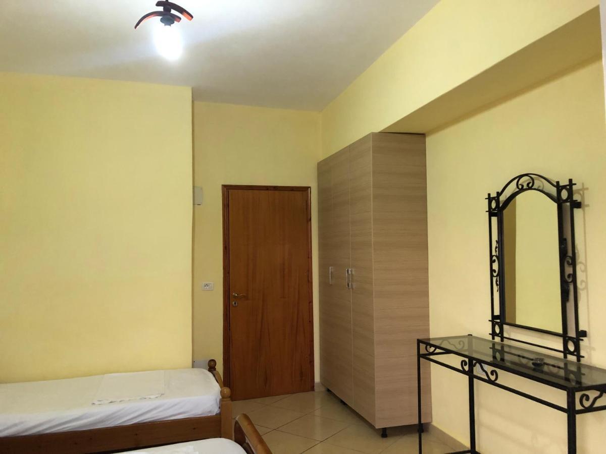 Center Hotel Pirro Himare Bagian luar foto