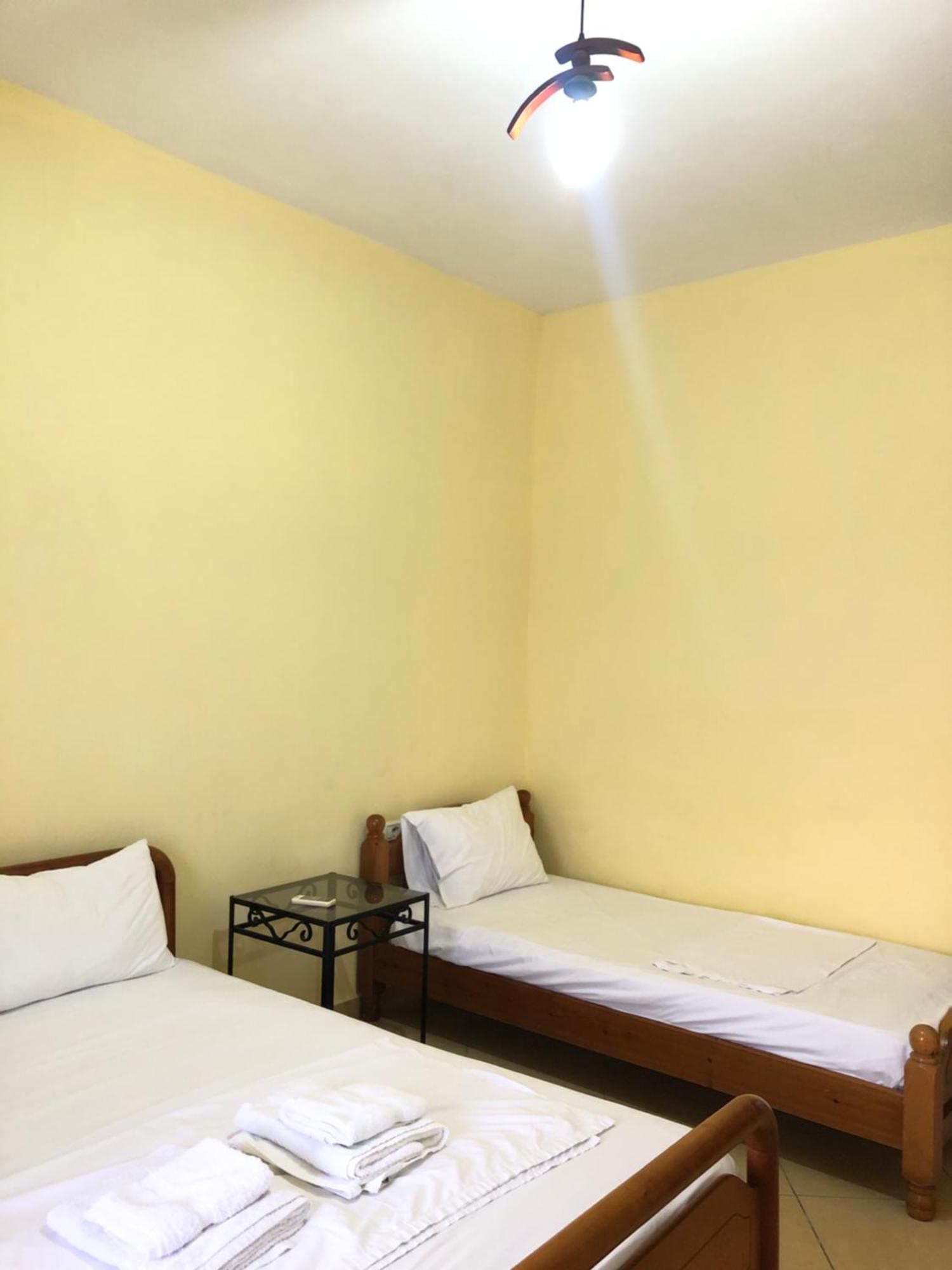 Center Hotel Pirro Himare Bagian luar foto