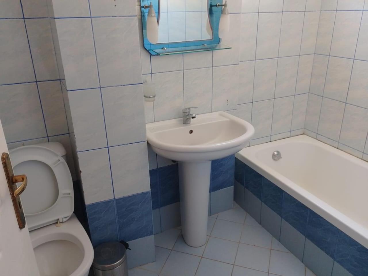 Center Hotel Pirro Himare Bagian luar foto