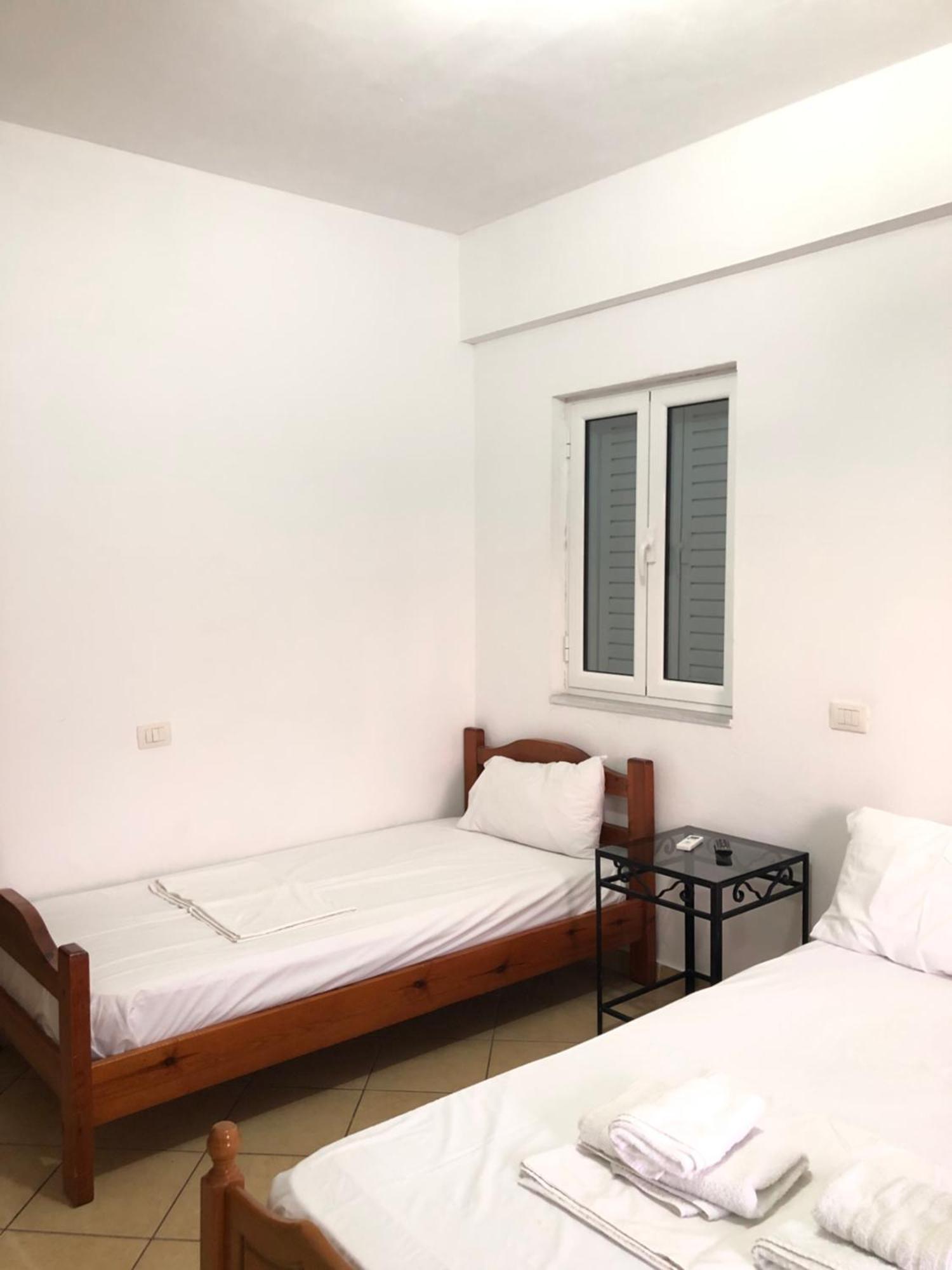 Center Hotel Pirro Himare Bagian luar foto