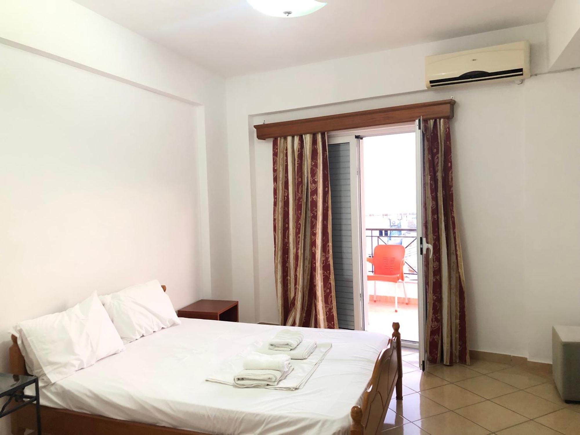 Center Hotel Pirro Himare Bagian luar foto
